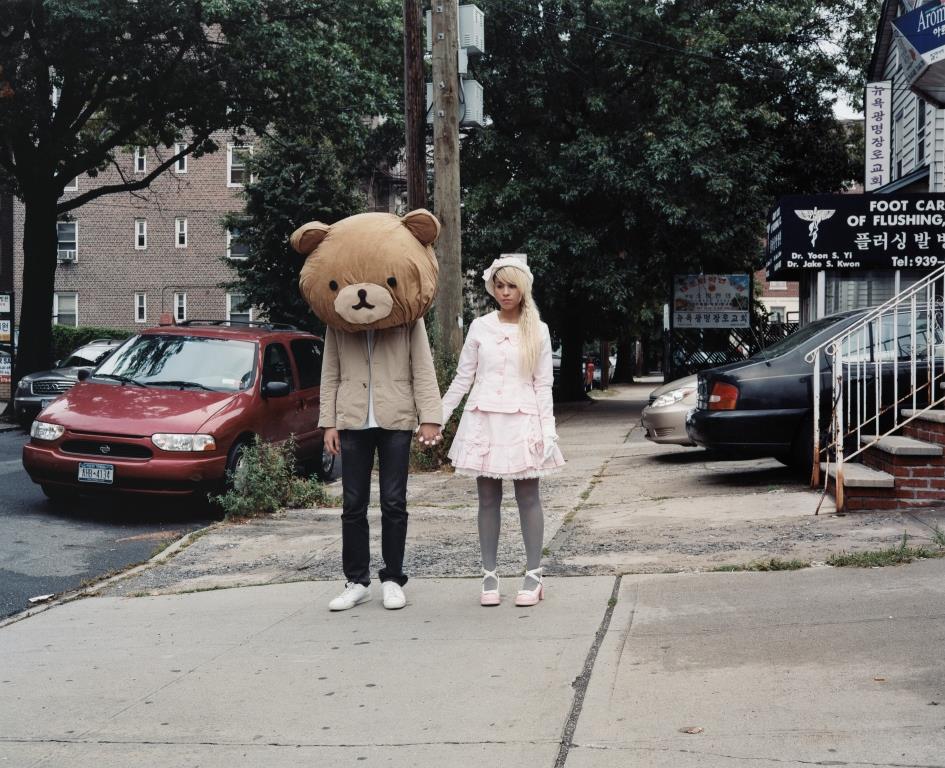 Cake an Mr Brown von Oliver Sieber, Queens NY 2007

Händchenhaltendes Pärchen auf einer Straße. Er (?) mit Teddykopf, sie im Lolita-Style