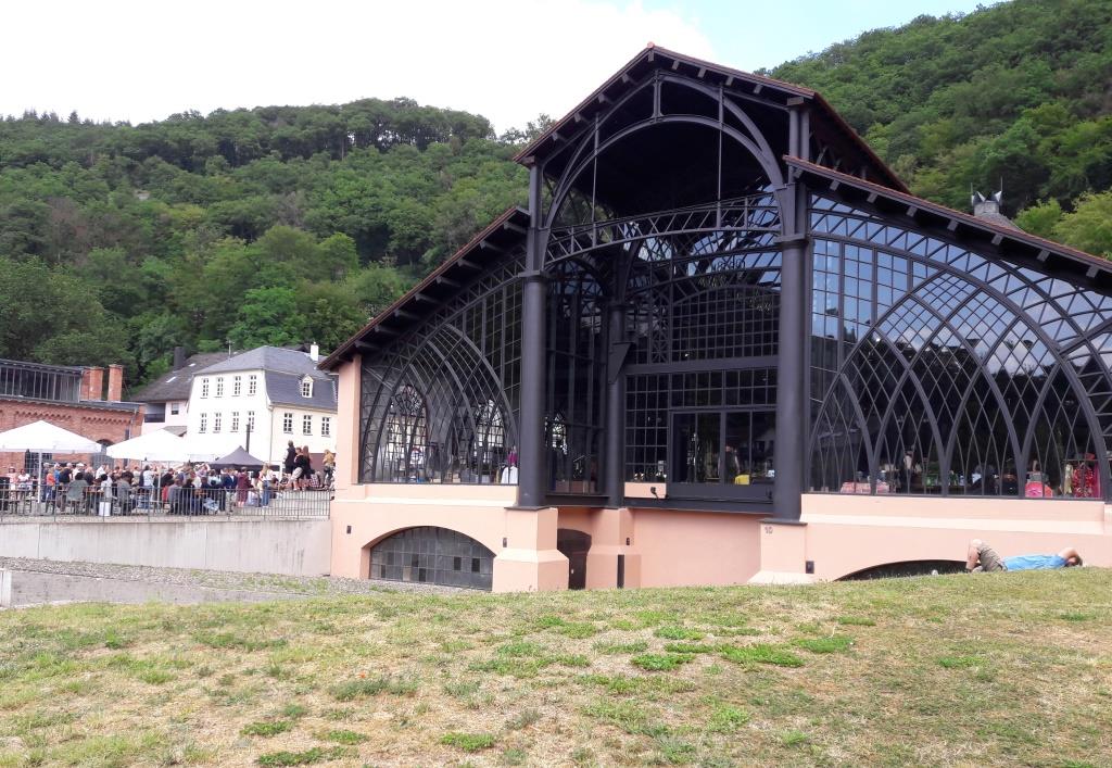 Gießhalle von außen mit Wiese davor