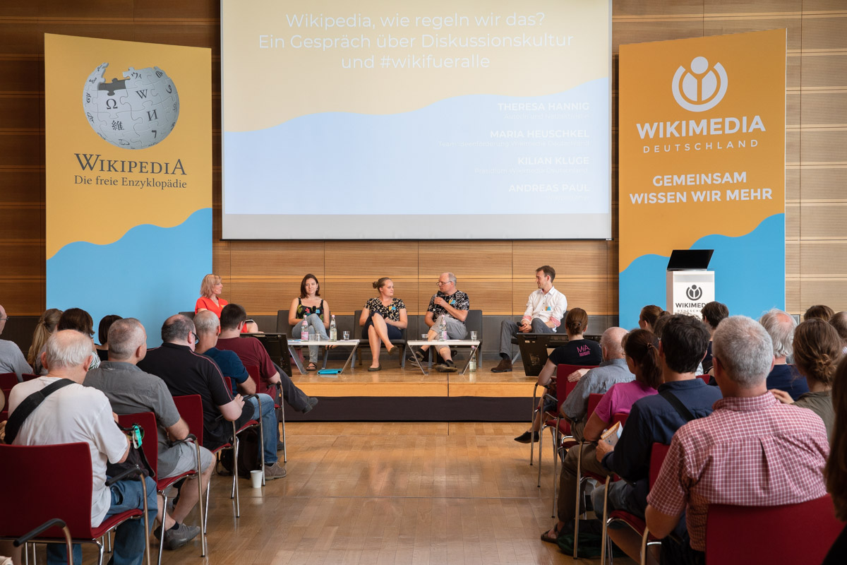 Zwei Frauen und zwei Männer in einer Podiumsdiskussion
