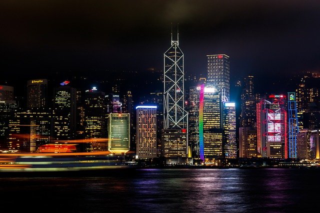 Nächtliche Skyline von Hongkong, hell und bunt erleuchtete Skyscraper