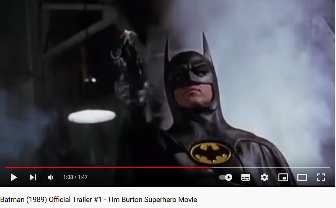 Screenshot aus dem Trailer zu "Batman" von 1989, zeigt schießenden Batman. Klick auf das Bild führt zum Trailer.