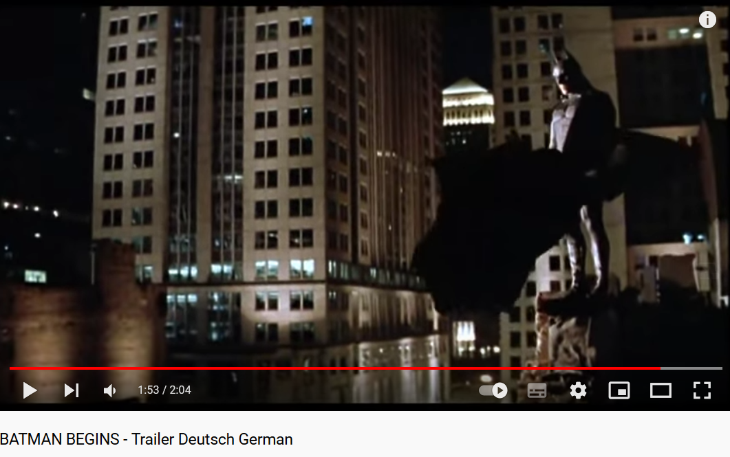 Screenshot aus dem "Batman Begins"-Trailer, zeigt Batman mit rauschendem Umhang. Klick aufs Bild führt zum Trailer