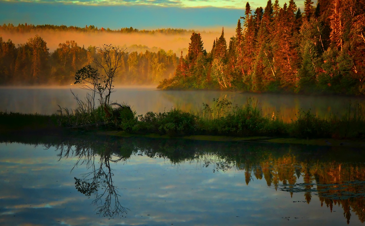 Seenlandschaft im Abendlicht