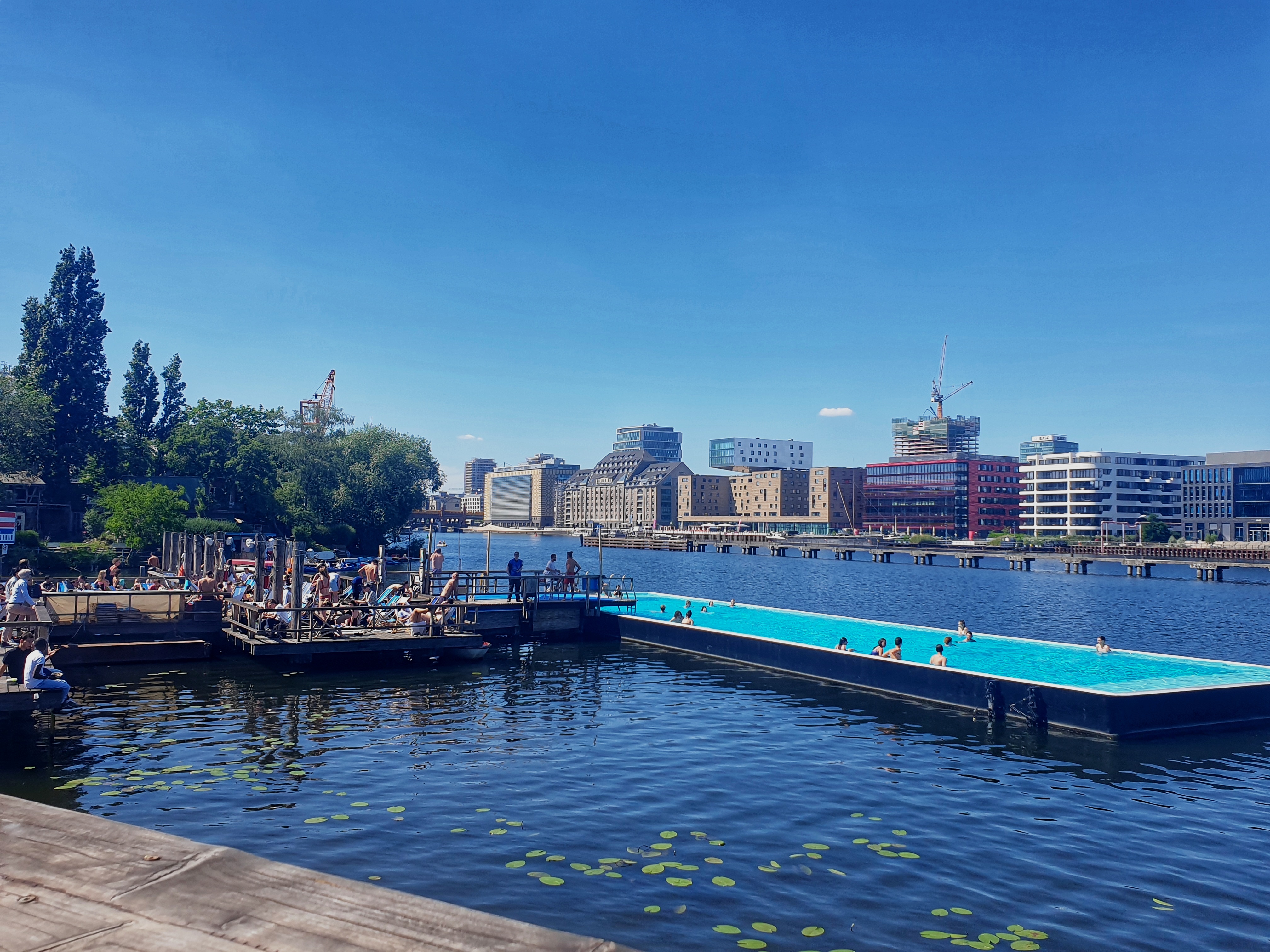 Recht gut besuchtes Badeschiff an der Spree mit Anleger