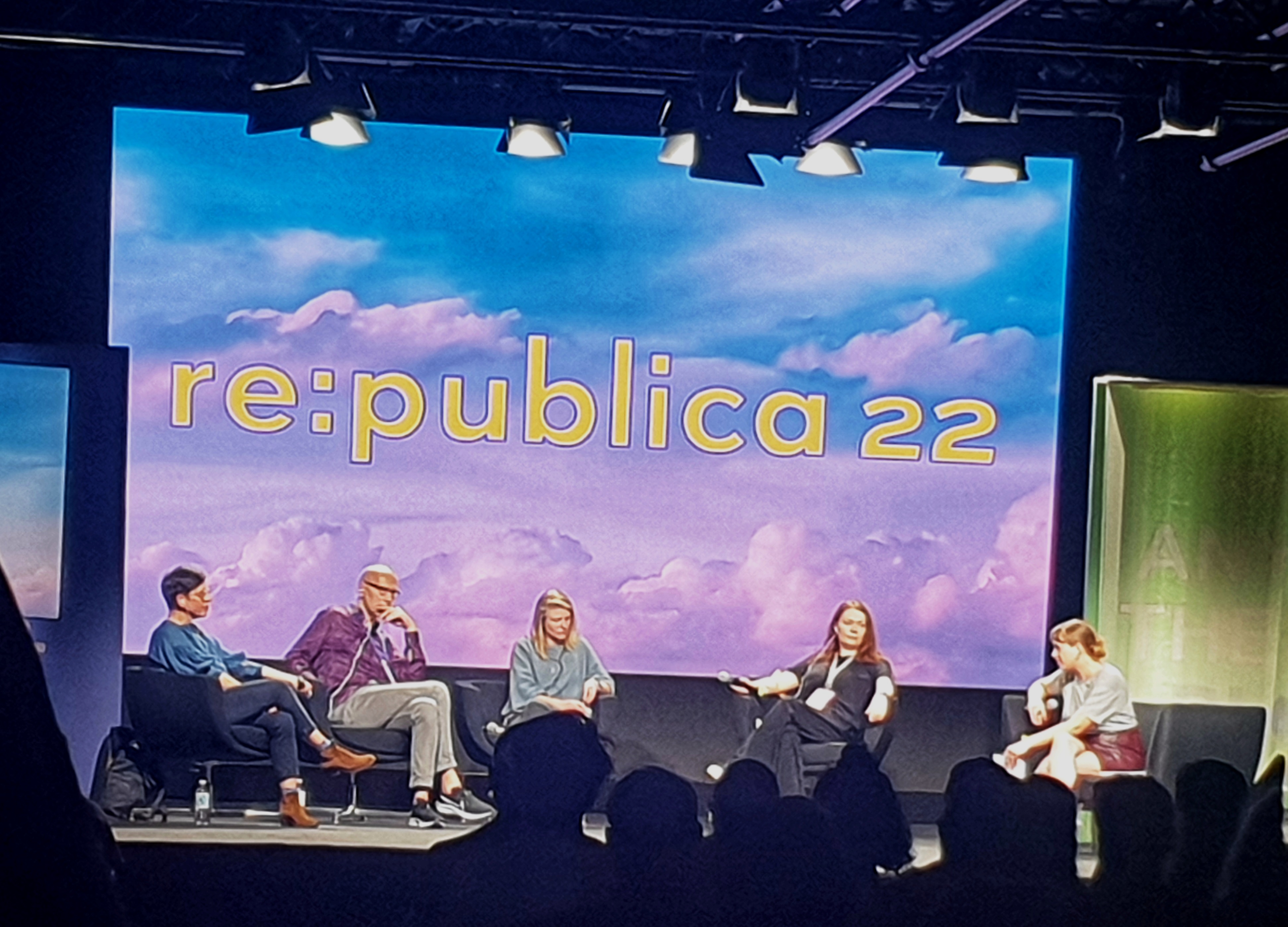 5 Menschen sitzen vor der Aufschrift "re:publica":  Katja Böhne, Mario Sixtus, Sina Kamala Kaufmann, Zoë Beck und Christina Badde