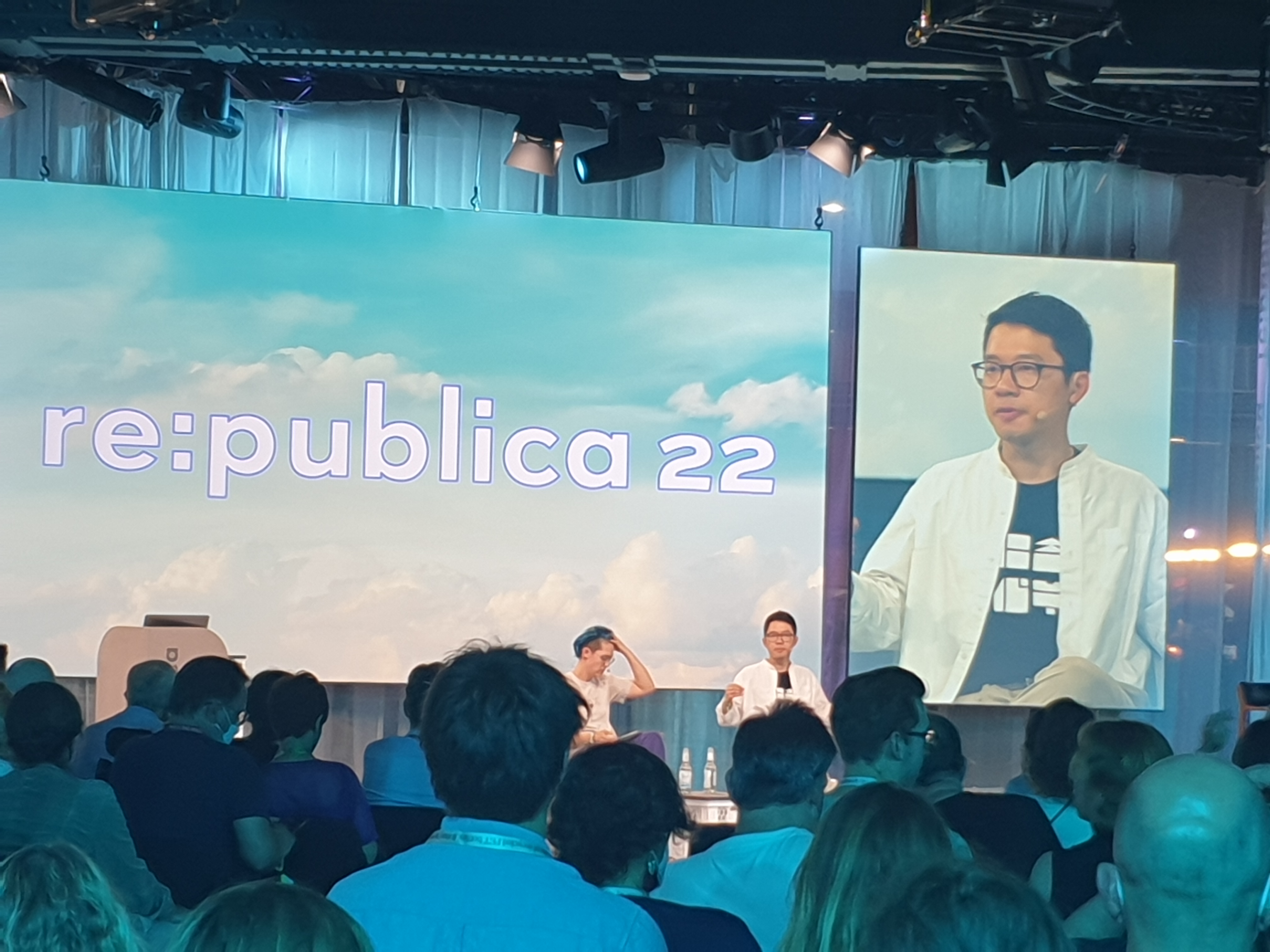 Katharin Tai und Nathan Law auf der Re:publica-Bühne