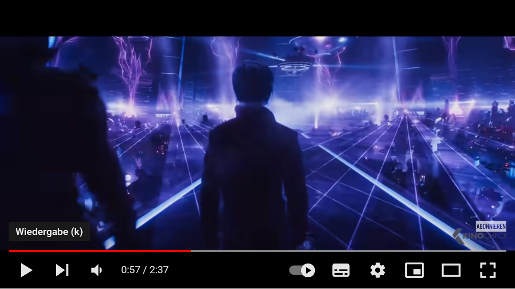 Screenshot aus dem Trailer zum "Ready Player One"-Film. Zeigt einen jungen Mann, der in einen blauen Raum schaut. Ein Klick führt zum Trailer.