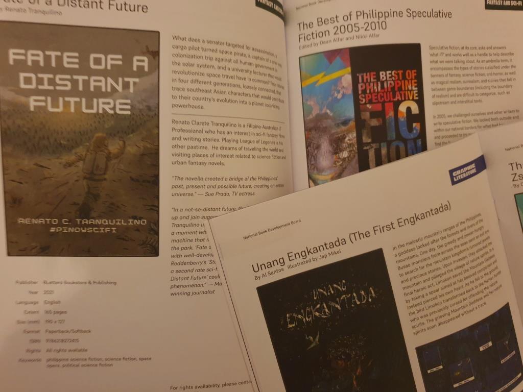 Zwei geöffnete Broschüren, in denen Werbung gemacht wird für die Bücher Fate of a distant future", "The Best of Philippine Speculative Fiction 2005-2010" und "Unang Engkantada / The First Engkantada"