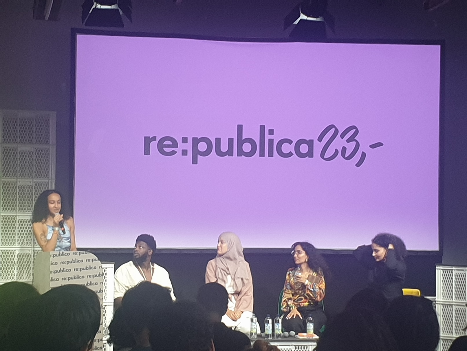 Muslim Futures: Makan Fofana, Ouassima Laabich, Sara Bolghiran und Anja Saleh mit Moderatorin (am Pult)