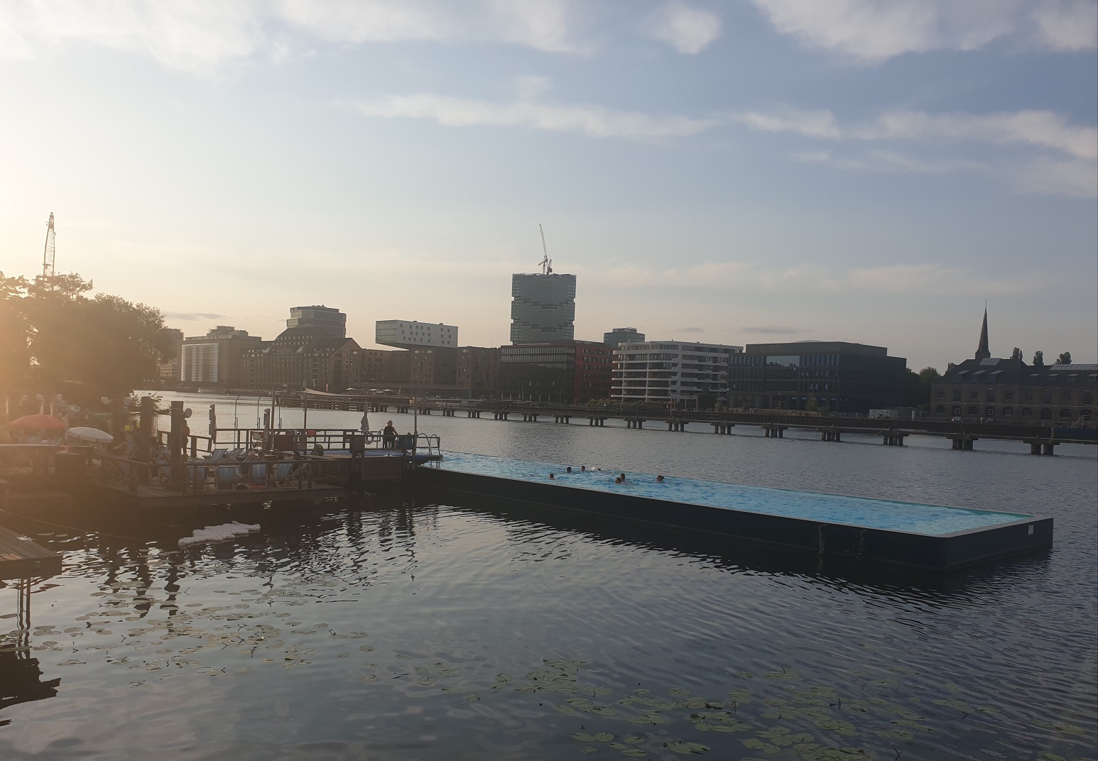 Geländeteil der re:publica 2023 mit Schwimmbad in der Spree