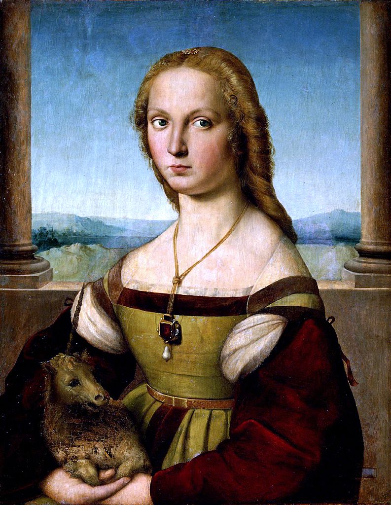 Gemälde einer weißen Frau mit langen blonden Haaren, die seitlich am Betrachter vorbeisieht. Sie trägt ein rotgoldenes Kleid und ebensolchen Schmuck, in den Armen außerdem ein kleines Einhorn.