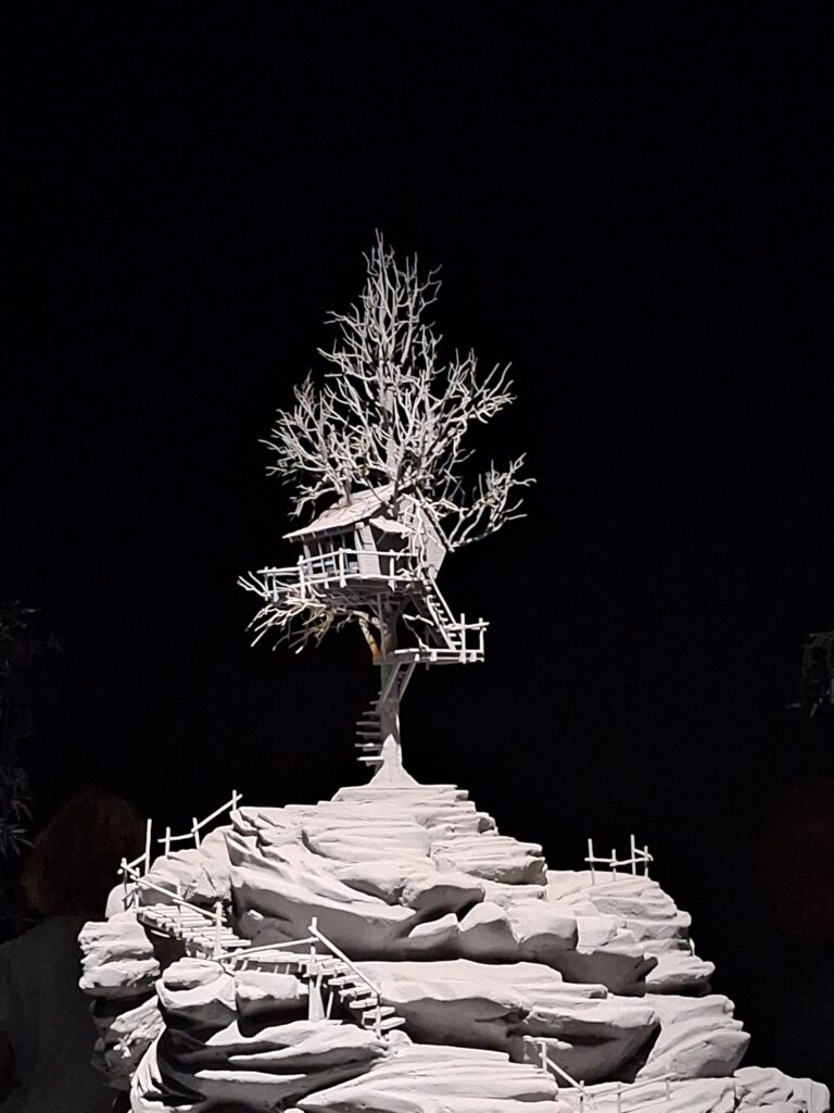 S/W-Skulptur eines Baumhauses, auf einem Felsen.