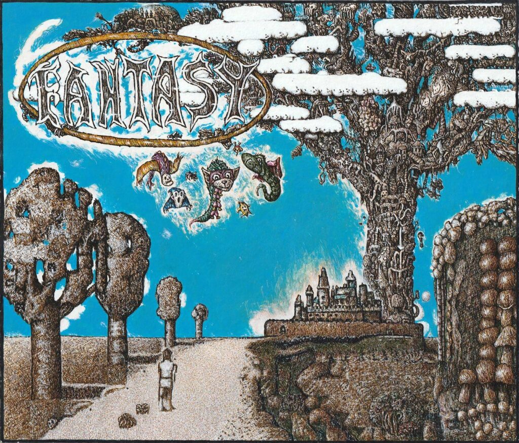 Zeichnung von Johannes Steiner. Die rechte Seite wird von einem großen Baum voller Haus- und Organstrukturen eingenommen. Darunter liegt eine Stadt. Weiter vorne gräberartige Strukturen mit Pilzen. Links weitere, kleinere Bäume und eine Figur, die mit zwei Tieren (?) einen Weg entlang geht. Darüber der Schriftzug "Fantasy" und fantastische Kreaturen in der Luft