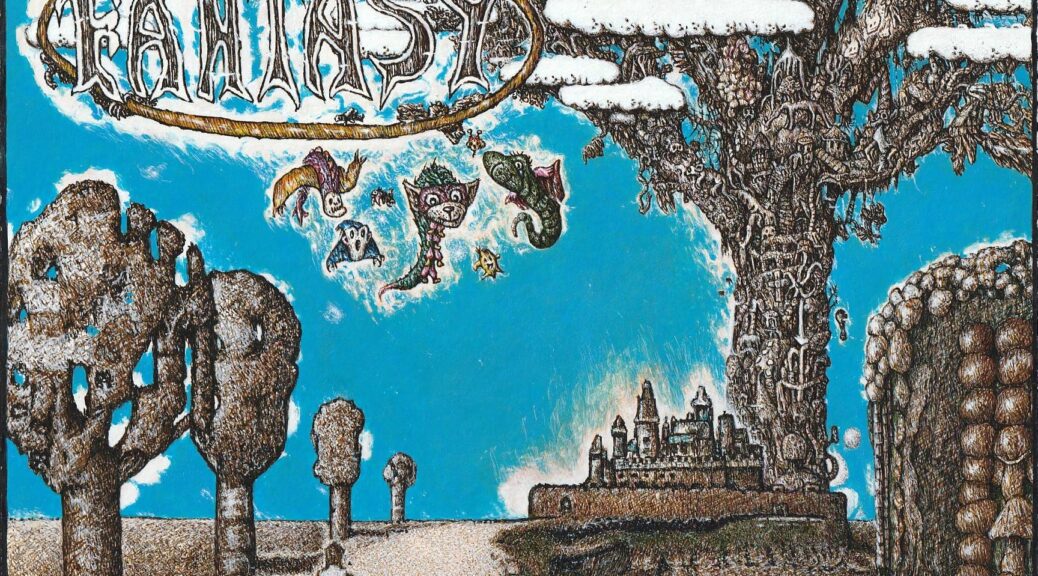 Zeichnung von Johannes Steiner. Die rechte Seite wird von einem großen Baum voller Haus- und Organstrukturen eingenommen. Darunter liegt eine Stadt. Weiter vorne gräberartige Strukturen mit Pilzen. Links weitere, kleinere Bäume und eine Figur, die mit zwei Tieren (?) einen Weg entlang geht. Darüber der Schriftzug "Fantasy" und fantastische Kreaturen in der Luft