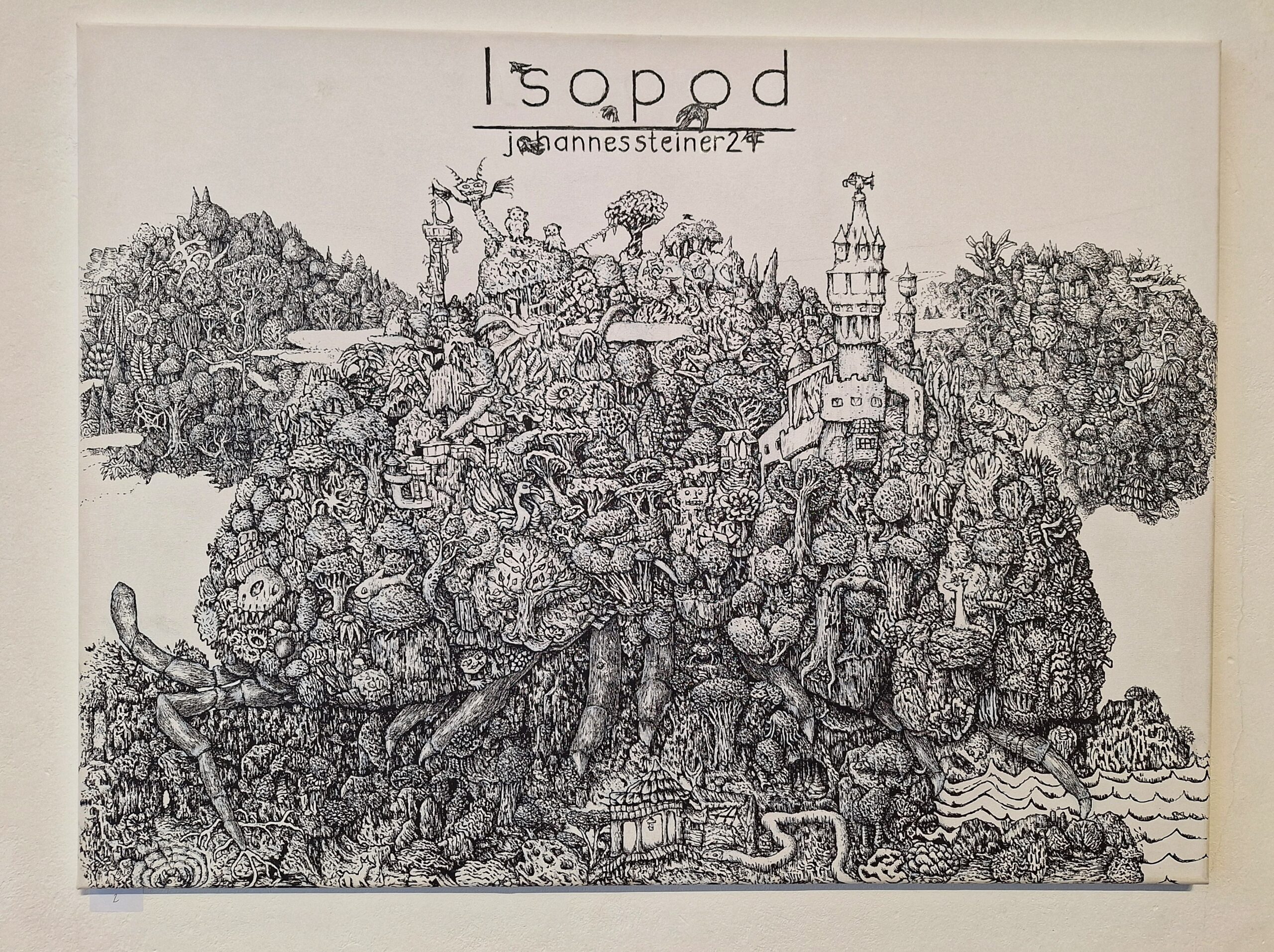 Foto zu "Isopod" von Johannes Steiner. Schwarzweiß-Zeichnung mit vielen Details, die im Gesamten an eine Krabbe mit Micky-Maus-Ohren erinnert. Die Zeichnung steckt voller Bäume, fantastischer Kreaturen, Wege, Schlösser