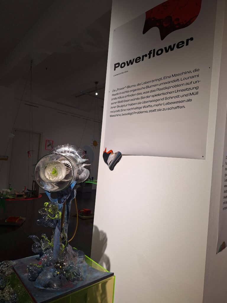 Die Powerflower von Lounami und Mia Killus wandelt laut Beschreibungstafel Plastik in echte Blumen um.