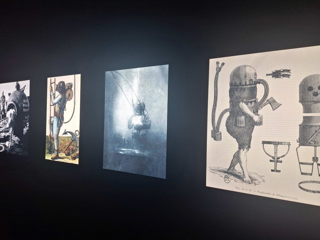 Fotografie von mehreren Bildern, die frühe Tauchvorgänge illustrieren, angelehnt an Jules Verne