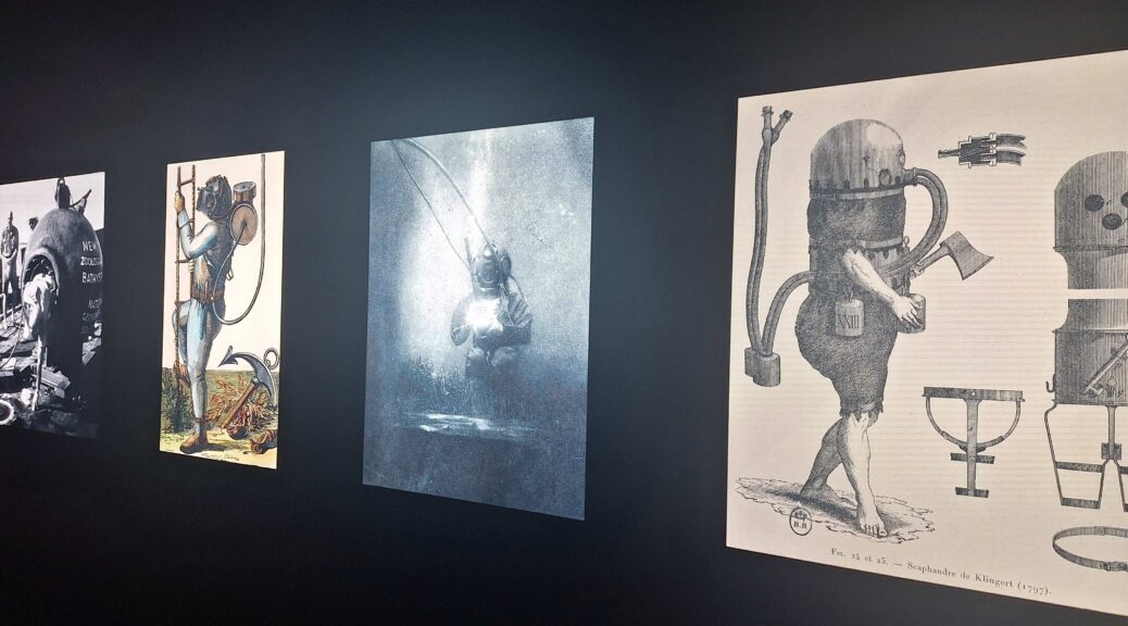 Fotografie von mehreren Bildern, die frühe Tauchvorgänge illustrieren, angelehnt an Jules Verne