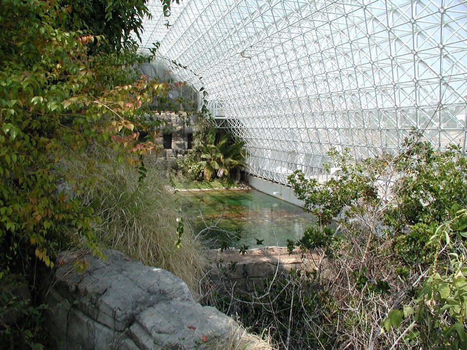 Einblick in eine Art überdachtes Gewächshaus, Biosphere 2