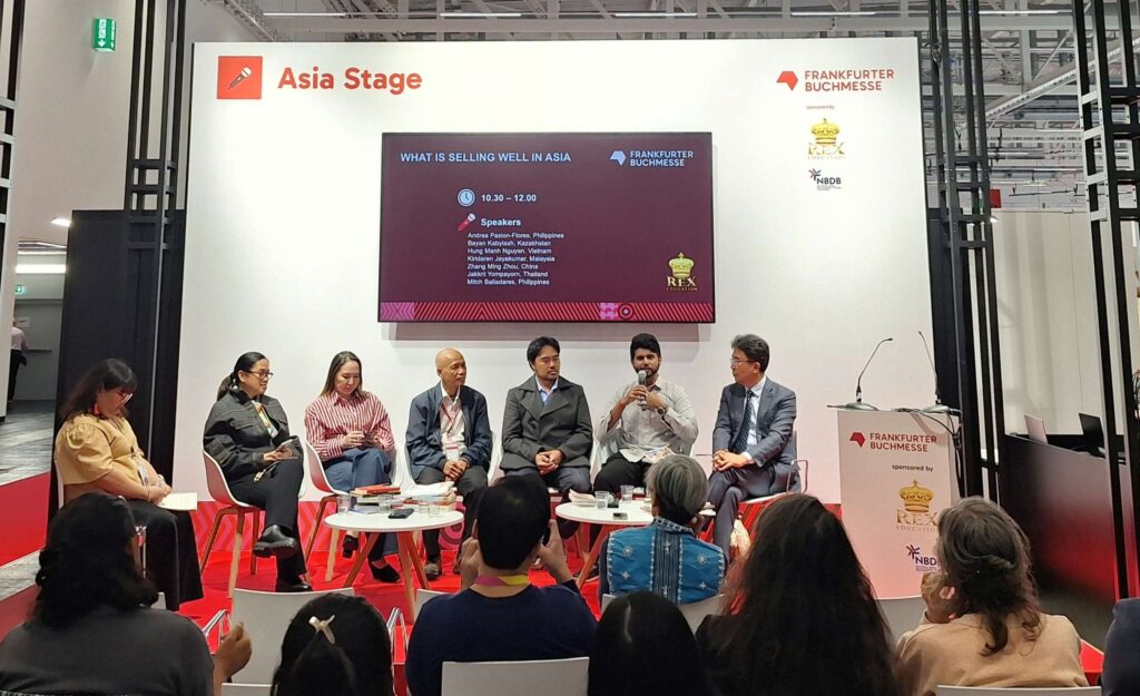 Vier Männer und drei Frauen auf der Asia Stage zum Panel "What is selling well in Asia", Frankfurter Buchmesse 2026